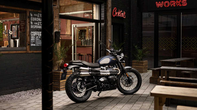 Η Street Scrambler είναι η μοναδική με το ματ μπλε χρωματισμό.