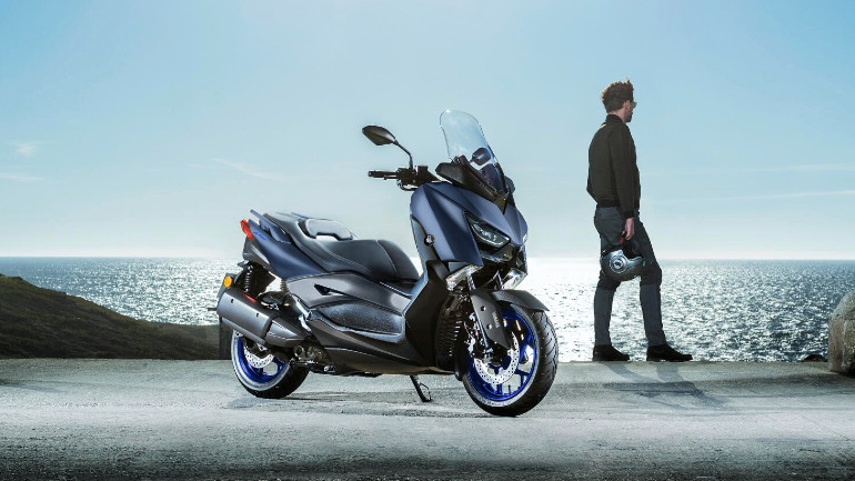 Εξαιρετικό φινίρισμα στο XMAX 300 με τις μπλε ζάντες να δίνουν μια πιο σπορ αισθητική.