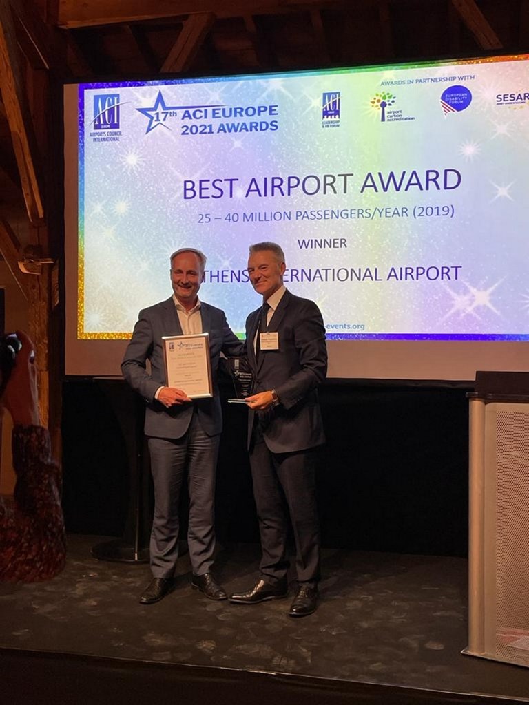  Ο CEO του Διεθνούς Αερολιμένα Αθηνών, Γιάννης Παράσχης, παραλαμβάνει το βραβείο από τον  Διευθυντή Αερομεταφορών της Γενικής Διεύθυνσης Μεταφορών (DG MOVE) της Ευρωπαϊκής Επιτροπής, Filip Cornelis.