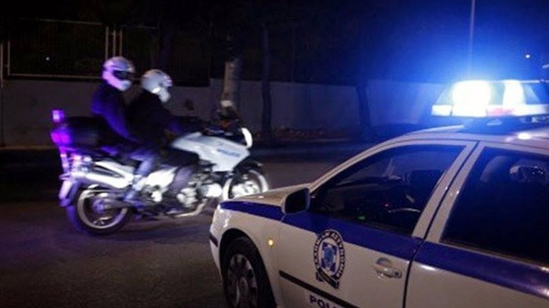 Καταδίωξη στη Θεσσαλονίκη: Ένας τραυματίας από εκτροπή αυτοκινήτου σε βενζινάδικο