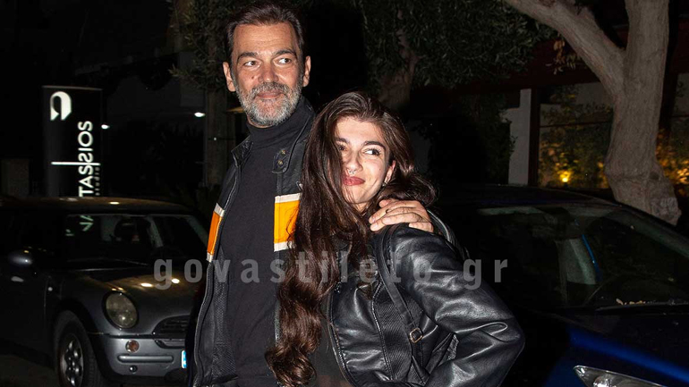 Κωνσταντίνος Καζάκος – Βασιλική Μακρή: Αγκαλιά σε βραδινή τους έξοδο στη Γλυφάδα