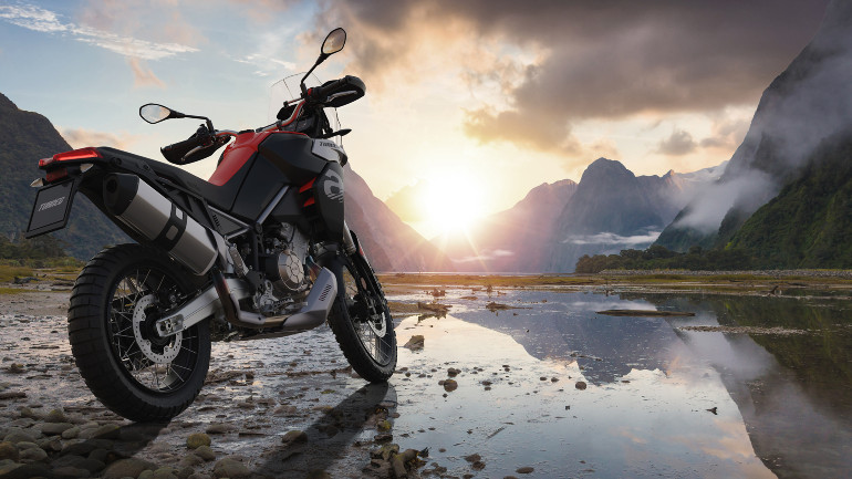 Λεπτή σιλουέτα στο κέντρο της μοτοσικλέτας για καλύτερο έλεγχο στις χωμάτινες διαδρομές.