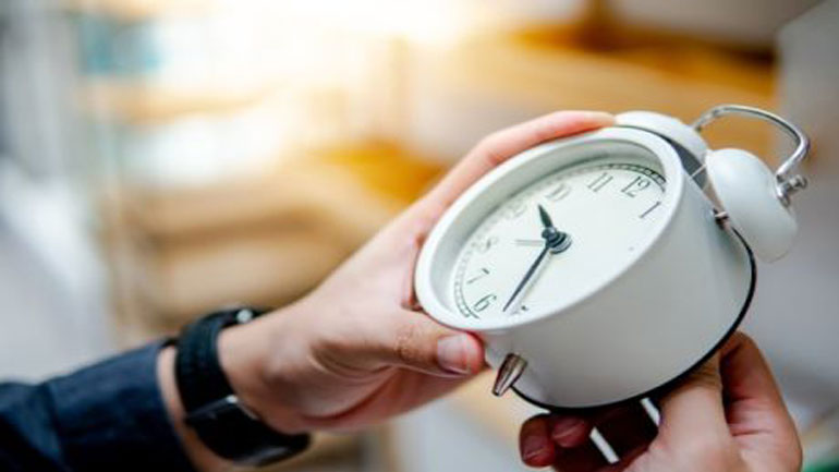 Μία ώρα πίσω τα ρολόγια τα ξημερώματα της Κυριακής