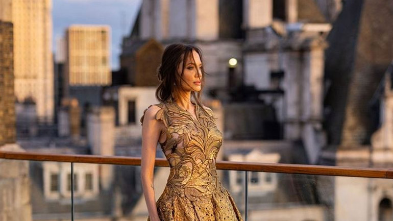 Angelina Jolie: Ποζάρει για τη βρετανική Vogue με μια haute couture του οίκου Valentino