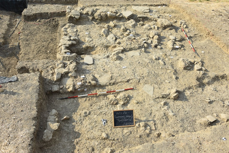 Δωμάτιο προϊστορικής οικίας με εστία κατα χώραν