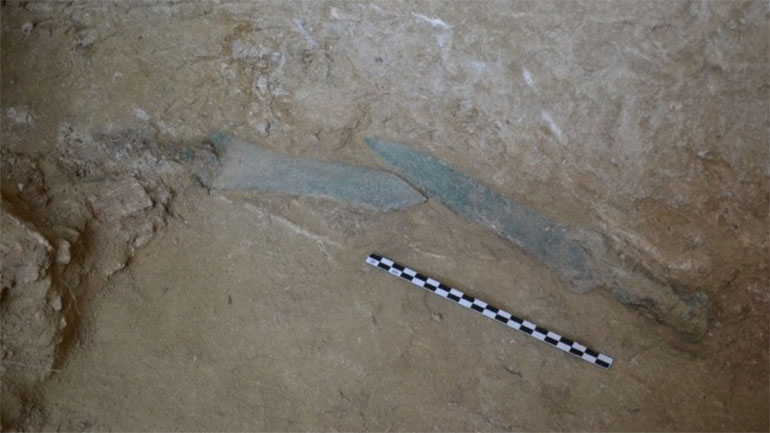 Αχαΐα: Ανακαλύφθηκαν πολύτιμα σύνολα κτερισμάτων και χάλκινα ξίφη