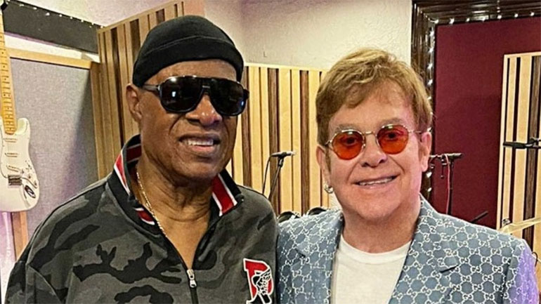 Ο Έλτον Τζον αναφέρθηκε στη φιλία του με τον Στίβι Γουόντερ και τον Τζον Λένον