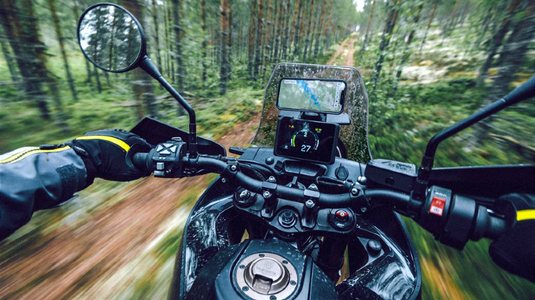 ΜΙκρή ζελατίνα προστασίας και οθόνη TFT με πλούσιες πληροφορίες και δυνατότητα συνδεσιμότητας.