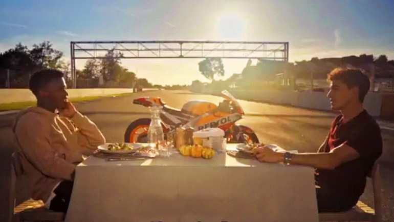 Στην πίστα Montmelo παρέα με τη Repsol Honda του Marquez.