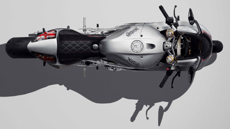 Πολλές ιδιαίτερες λεπτομέρειες στη μοτοσικλέτα όπως η χειροποίητη σέλα και η βρετανική σημαία στην ουρά.