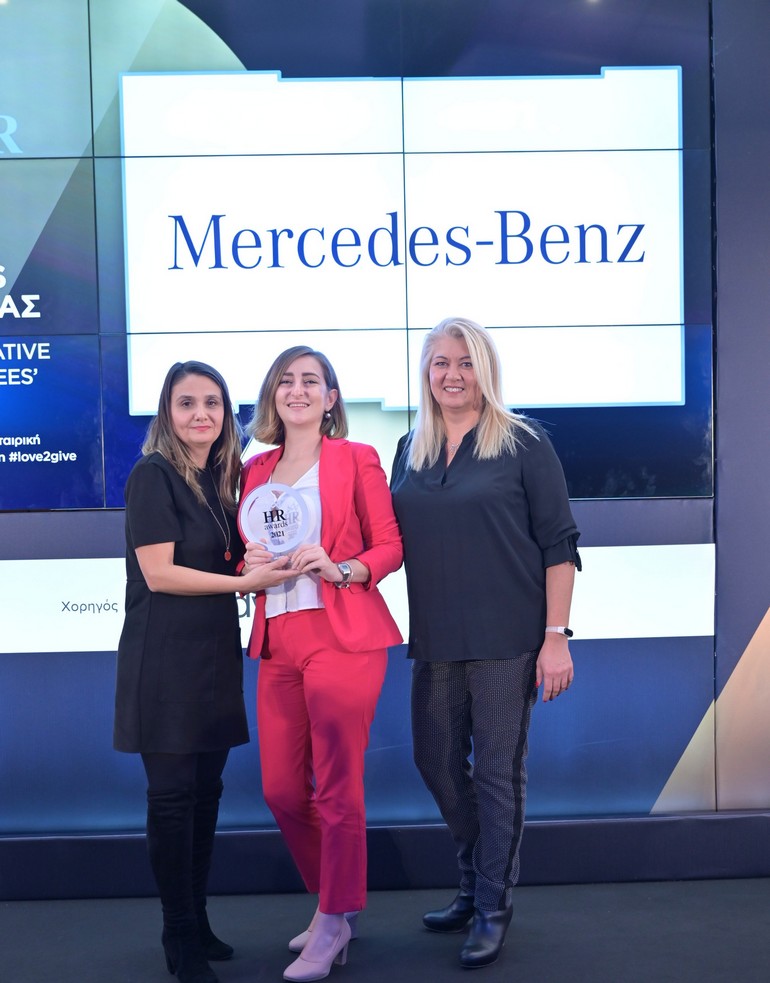 Το βραβείο παρέλαβαν οι Ν. Καβαθούλη, Διευθύντρια Ανθρώπινου Δυναμικού (αριστερά), Β. Ψιμοπούλου, HR Administrator (στο κέντρο) & Α. Χρυσού, Δημόσιες Σχέσεις & Εταιρική Επικοινωνία (δεξιά)   