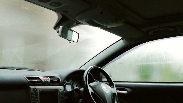 Έτσι θα ξεθαμπώσετε γρήγορα τα τζάμια του αυτοκινήτου