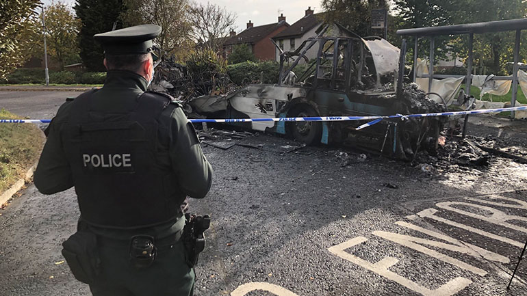 Ένοπλοι έβαλαν φωτιά σε λεωφορείο στη Βόρεια Ιρλανδία