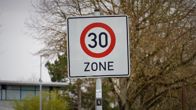 Οδηγείς αργά; Κερδίζεις τα χρήματα από τα πρόστιμα όσων τρέχουν!