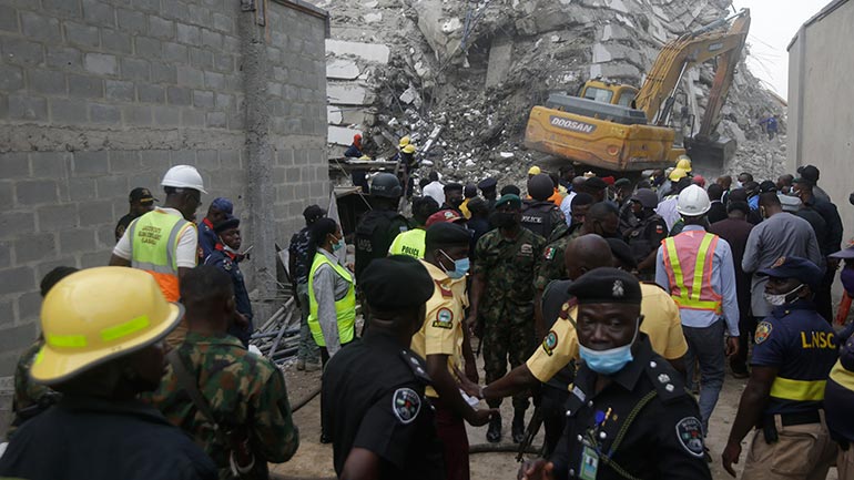 Κατάρρευση κτηρίου στη Νιγηρία: Τους έξι έφθασαν οι νεκροί – Περίπου 100 άνθρωποι αγνοούνται