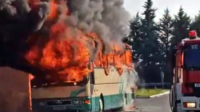 Καβάλα: Στις φλόγες λεωφορείο του ΚΤΕΛ