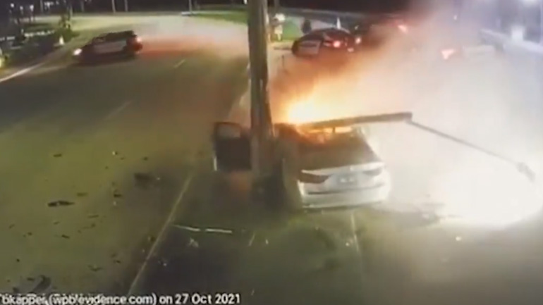 Οδηγός πέφτει με μεγάλη ταχύτητα σε στύλο