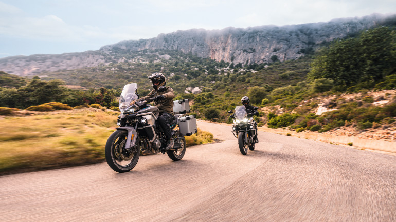 Η λίστα με τα αξεσουάρ είναι μεγάλη και περιλαμβάνει μεταξύ άλλων αλουμινένιες βαλίτσες.