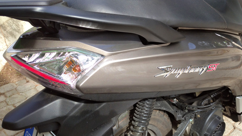 Το πίσω φωτιστικό σώμα έχει χαρακτηριστική "υπογραφή" δημιουργώντας ένα τόξο όταν ανάβει.