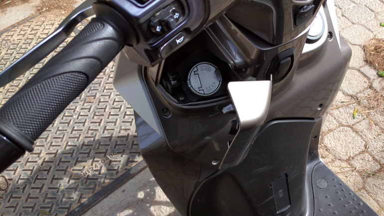 Πολύ πρακτική η τάπα καυσίμου στο εσωτερικό της ποδιάς.