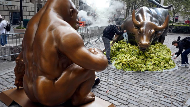 Ο μπρούντζινος γορίλας Harambe αντίκρυ στο Charging Bull της Γουόλ Στριτ