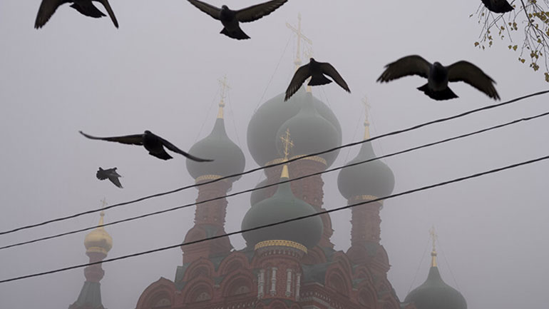 Πυκνή ομίχλη σε ύψος 120 μέτρων κάλυψε τη Μόσχα