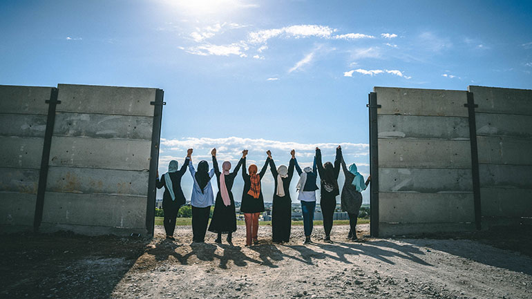 Θεσσαλονίκη: Έκθεση για τις «Φωνές των κοριτσιών» που μένουν σε δομή φιλοξενίας προσφύγων