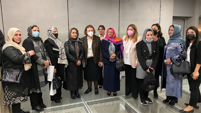 Η Λίνα Μενδώνη υποδέχθηκε στο Μουσείο της Ακρόπολης ομάδα γυναικών από το Αφγανιστάν