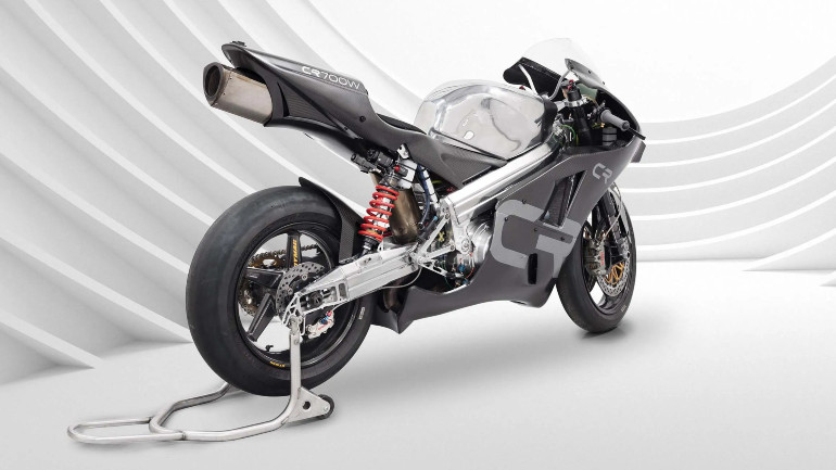 Προσέξτε την τεράστια διάμετρο στο σύστημα εξάτμισης!