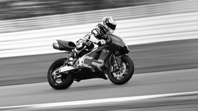 Το ψαλίδι είναι τοποθετημένο από τη μία πλευρά του ψαλιδιού.