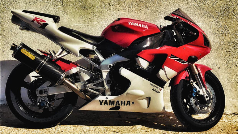 Του αρέσει που δεν έχουν πολλοί πλέον τη R1 του 1999.