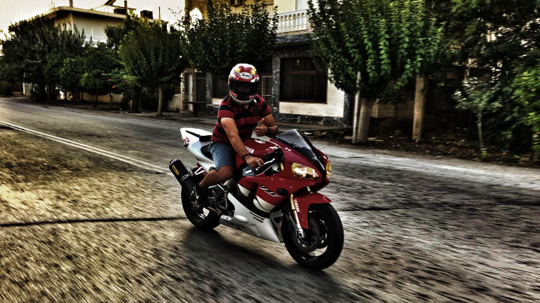 Η Yamaha R1 είναι η αγαπημένη του μοτοσικλέτα!
