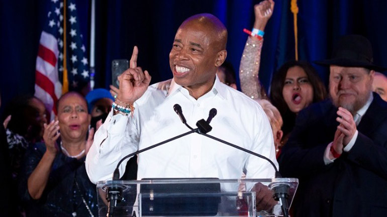 O Έρικ Άνταμς έγινε ο δεύτερος Αφροαμερικανός που εκλέγεται δήμαρχος της Νέας Υόρκης