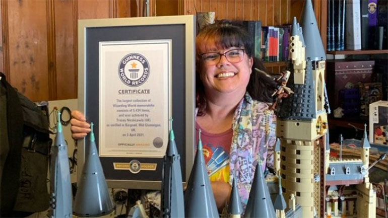 Ουαλία: Μια γυναίκα κατέρριψε ρεκόρ Γκίνες για τη μεγαλύτερη συλλογή αναμνηστικών Χάρι Πότερ