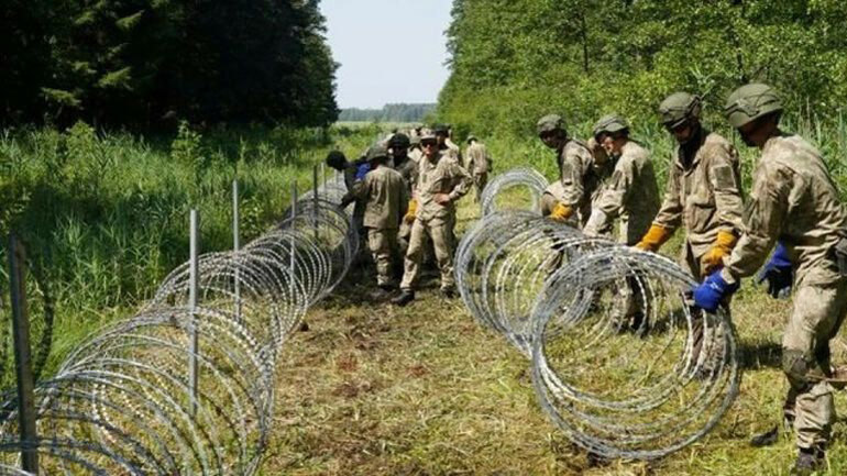 Η Πολωνία κατηγορεί τη Λευκορωσία για “ένοπλη διασυνοριακή εισβολή”