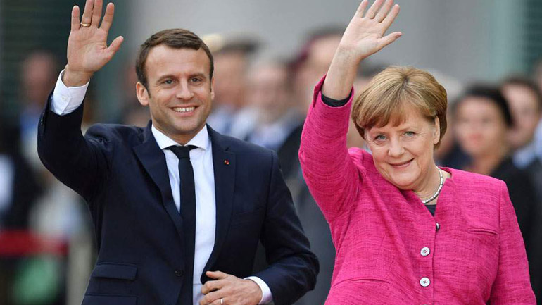 Ο Μακρόν αποχαιρετά τη Μέρκελ