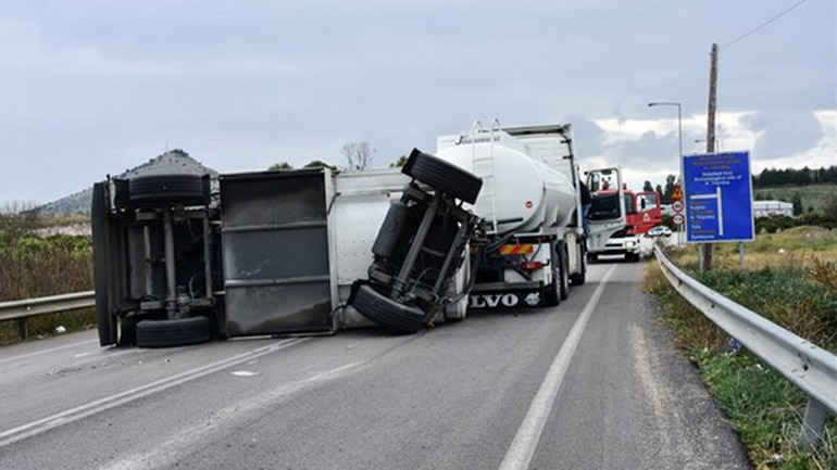 Καβάλα: Μετωπική σύγκρουση φορτηγών με δύο νεκρούς