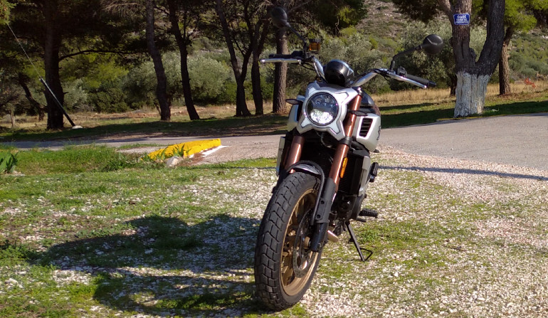 LED φωτιστικό σώμα εμπρός με χαρακτηριστικό σχήμα "Χ" στο κάλυμμα.