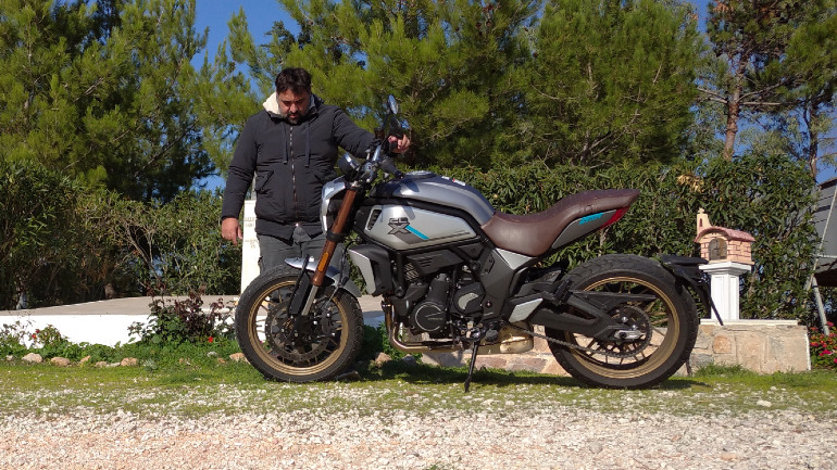 Κοιτάζω τον εμπρός τροχό ο οποίος είναι 18 ιντσών με διπλού χαρακτήρα ελαστικά της Pirelli.