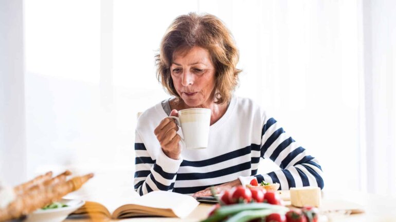 Οι ηλικιωμένες γυναίκες που είναι μόνες τους έχουν περισσότερα καρδιακά προβλήματα
