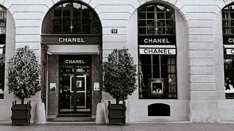 Η Chanel αύξησε τις τιμές σε εμβληματικές τσάντες της ενόψει των Χριστουγέννων