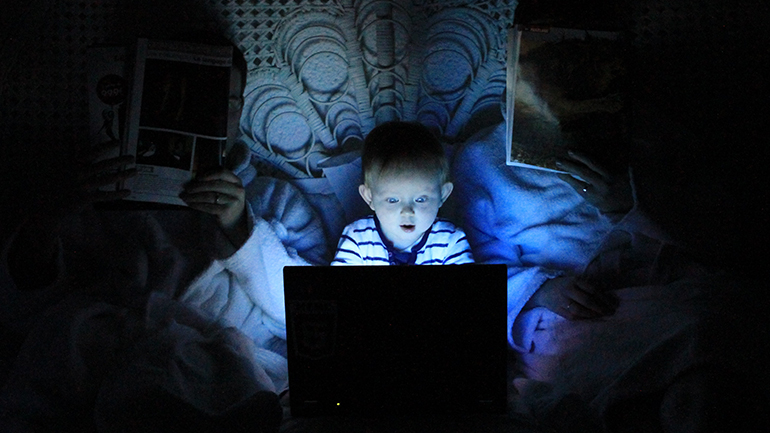 Οι μισοί γονείς (54%) επιδιώκουν να καθιερώσουν υγιείς ψηφιακές συνήθειες και κανόνες για όλα τα μέλη της οικογένειας