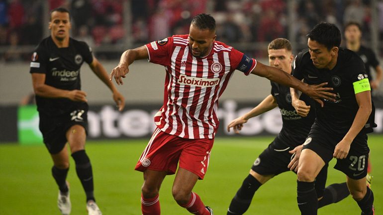 Ήττα στο φινάλε για τον Ολυμπιακό, η Άιντραχτ πέρασε με ανατροπή (2-1) από το «Γ. Καραϊσκάκης»