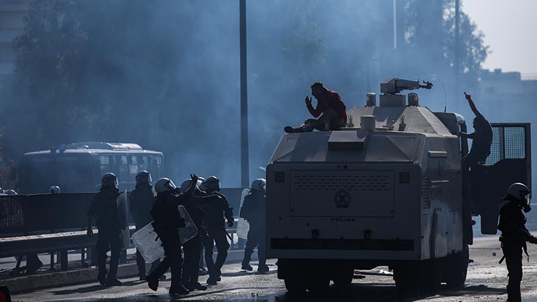 Επεισόδια έξω από το υπουργείο Κλιματικής Κρίσης και Πολιτικής Προστασίας – Ένας τραυματίας Επεισόδια έξω από το υπουργείο Κλιματικής Κρίσης και Πολιτικής Προστασίας – Ένας τραυματίας