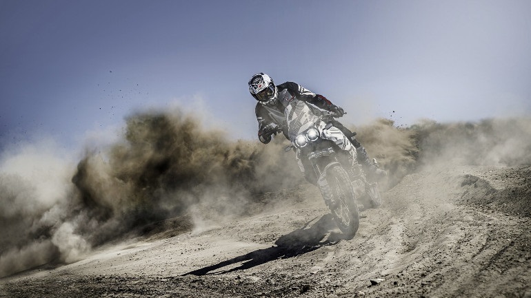 Αυτή είναι η μία από τις δύο teaser εικόνες της Ducati για το Desert X.