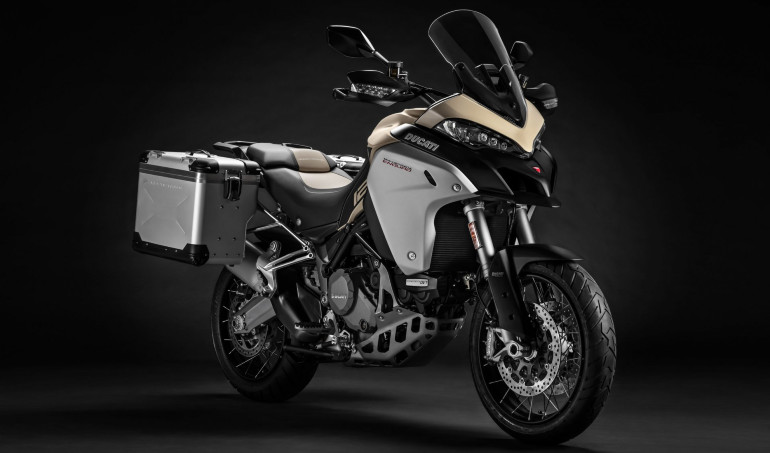 Σε κόκκινο και μπεζ χρωματισμό θα είναι διαθέσιμη η μοτοσικλέτα.