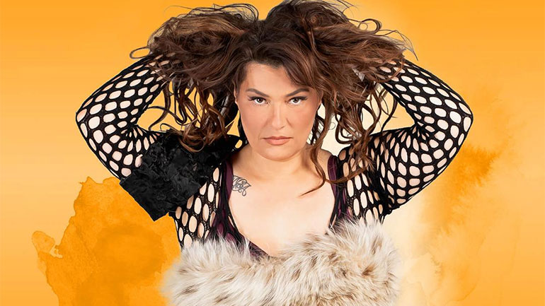 «Cavewoman» με την Κατερίνα Ζαρίφη στο Γυάλινο Μουσικό Θέατρο