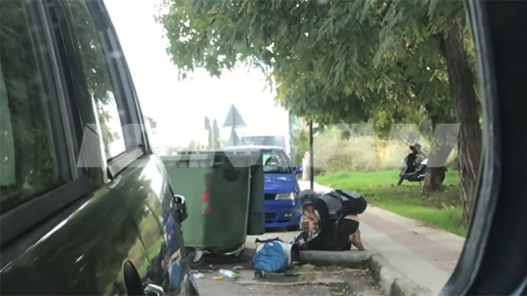 Πάτρα: Άστεγη τρώει ωμό κρέας από τα σκουπίδια