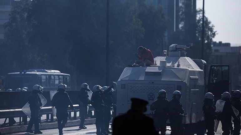 Διοικητική έρευνα από την ΕΛ.ΑΣ. για τους τραυματισμούς πυροσβέστη και φωτορεπόρτερ στα επεισόδια στην Κηφισίας