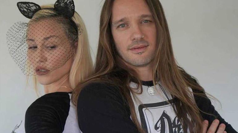 Ο Φώτης Μπενάρντο φωτογραφίζει τη σύζυγό του, Πηνελόπη Αναστασοπούλου γυμνή στο μπάνιο!